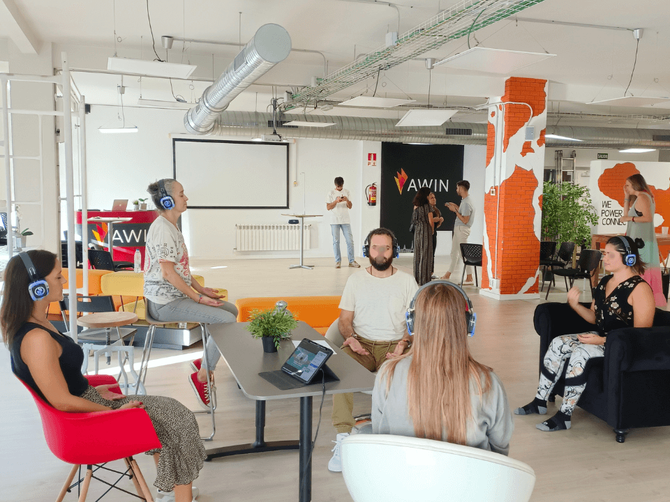 yoga chair pausas activas estiramientos en la oficina