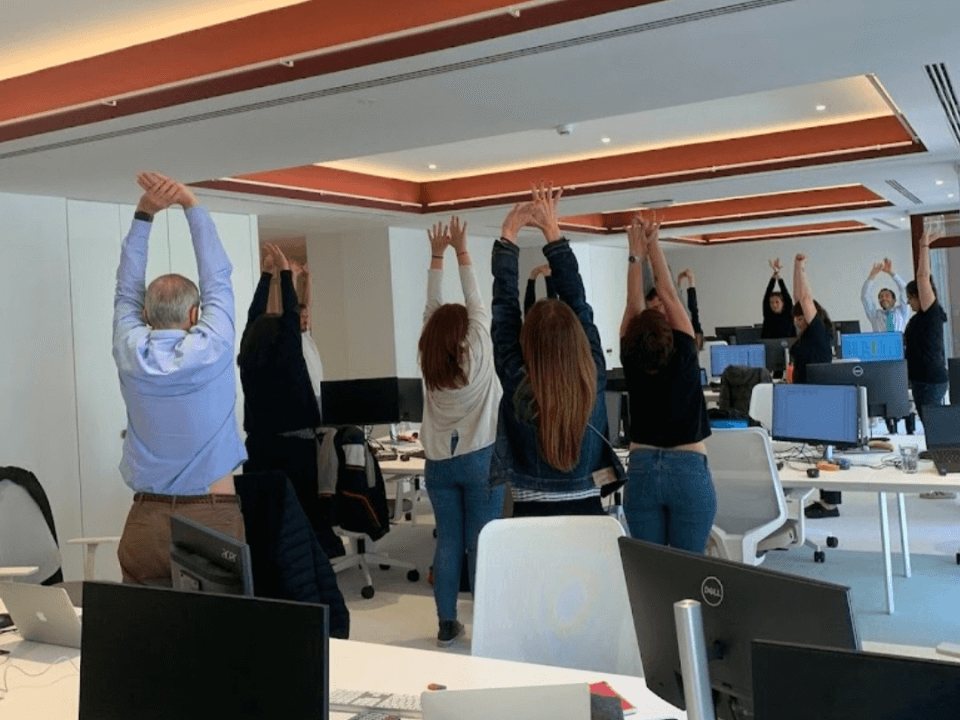 yoga chair pausas activas estiramientos en la oficina