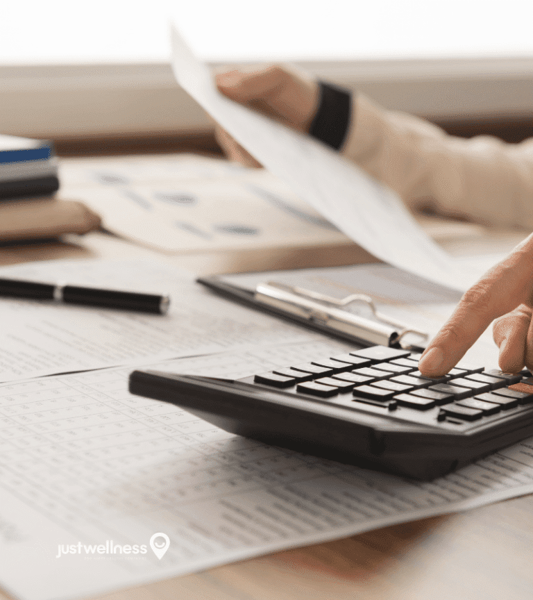 talleres de gestión financiera personal, planificación y ahorro, sesiones individuales de asesoramiento y herramientas digitales de educación financiera.